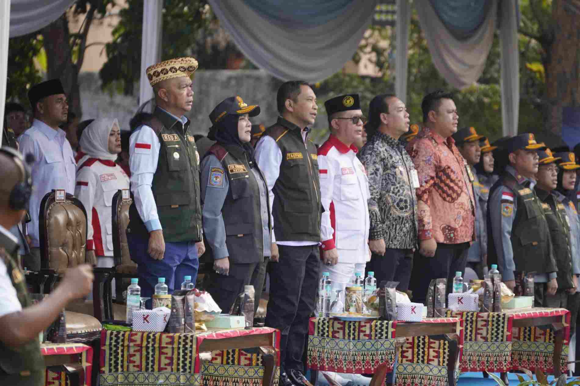 Kemah Bhakti Satya Linmas Bandar Lampung, Walikota Eva Dwiana Dikukuhkan sebagai Ketua DPC ASLINMAS Kegiatan tersebut menjadi ruang konsolidasi sekaligus penguatan peran Satlinmas dan masyarakat sipil dalam menjaga ketenteraman dan ketertiban, mendukung keamanan lingkungan, serta ikut mendorong pembangunan dari tingkat paling dekat dengan masyarakat. Dalam rangkaian kegiatan itu, Wali Kota Bandar Lampung Eva Dwiana dikukuhkan sebagai Ketua DPC ASLINMAS Kota Bandar Lampung. Pengukuhan dilakukan Gubernur Lampung selaku Ketua DPW ASLINMAS Provinsi Lampung. Selain DPC ASLINMAS Kota Bandar Lampung, turut dikukuhkan DPC ASLINMAS di sejumlah kabupaten/kota se-Provinsi Lampung serta DPC ABPEDNAS Kota Bandar Lampung. Eva Dwiana menyampaikan apresiasi atas kepercayaan yang diberikan kepada Kota Bandar Lampung sebagai tuan rumah kegiatan tersebut. Ia juga menyampaikan terima kasih kepada seluruh pihak yang terlibat dalam pelaksanaan kegiatan dan pengukuhan organisasi. “Terima kasih kepada seluruh pihak yang sudah memberikan kami kesempatan menjadi tuan rumah. Kami berharap semua yang hadir di sini bisa bekerja dengan baik,” ujar Eva Dwiana. Menurut Eva, keberadaan ASLINMAS maupun organisasi masyarakat lainnya diharapkan tidak berhenti pada penguatan organisasi di tingkat kota. Perannya juga diharapkan dapat memberi manfaat bagi masyarakat di seluruh kabupaten dan kota di Provinsi Lampung. “Kita berharap semuanya bukan hanya di Bandar Lampung. Semua kabupaten dan kota se-Provinsi Lampung bisa lebih baik lagi. Mari kita bersama-sama bekerja dan memberikan yang terbaik,” katanya. Kegiatan tersebut turut dihadiri Utusan Khusus Presiden Bidang Pembinaan Generasi Muda dan Pekerja Seni Raffi Ahmad, Gubernur Lampung, Wali Kota Bandar Lampung, Danrem, unsur Forkopimda, jajaran TNI dan Polri, Kejaksaan, Satpol PP, Satlinmas, Hansip, serta unsur masyarakat sipil. Dalam sambutannya, Raffi Ahmad menekankan pentingnya keberadaan Satlinmas karena anggotanya bersentuhan langsung dengan kehidupan masyarakat. Menurut Raffi, peran Satlinmas dapat diperkuat melalui berbagai kegiatan, mulai dari deteksi dan pencegahan dini, penyuluhan, patroli dan pengamanan, hingga membantu penanganan bencana serta kegiatan sosial di tengah masyarakat. Ia juga menyampaikan bahwa ASLINMAS diharapkan menjadi rumah besar bagi para anggotanya, termasuk dalam upaya memperkuat kapasitas dan kesejahteraan. Raffi menyebut jaringan ASLINMAS secara nasional telah mencapai lebih dari 1,2 juta anggota. “ASLINMAS ini diharapkan bisa menjadi rumah besar untuk memperkuat kapasitas dan kesejahteraan anggota,” kata Raffi. Selain pengukuhan ASLINMAS, kegiatan tersebut juga menjadi momentum pengukuhan DPC ABPEDNAS Kota Bandar Lampung. Raffi mengajak pengurus ABPEDNAS menjalankan peran sebagai wadah aspirasi masyarakat sekaligus ikut mengawal pembangunan desa. Pengawasan tersebut, kata dia, perlu dilakukan sejak proses perencanaan hingga pertanggungjawaban pengelolaan anggaran. Pesan lain diarahkan kepada kalangan pekerja seni, influencer, dan komunitas kreatif. Raffi mendorong kelompok tersebut mengambil bagian dalam menyampaikan pesan-pesan positif kepada masyarakat melalui berbagai platform dan bentuk konten kreatif. Edukasi mengenai kesadaran hukum, kesiapsiagaan menghadapi bencana, hingga kegiatan sosial dinilai dapat dikemas dengan pendekatan kreatif agar lebih mudah diterima masyarakat, khususnya generasi muda. Kemah Bhakti Satya Linmas kemudian secara resmi dibuka dalam rangkaian kegiatan tersebut. Melalui kegiatan ini, unsur pemerintah, aparat keamanan, organisasi masyarakat, dan masyarakat sipil diharapkan dapat membangun koordinasi yang lebih kuat dalam menjaga ketenteraman dan ketertiban sekaligus mengambil bagian dalam mendukung pembangunan di Provinsi Lampung.